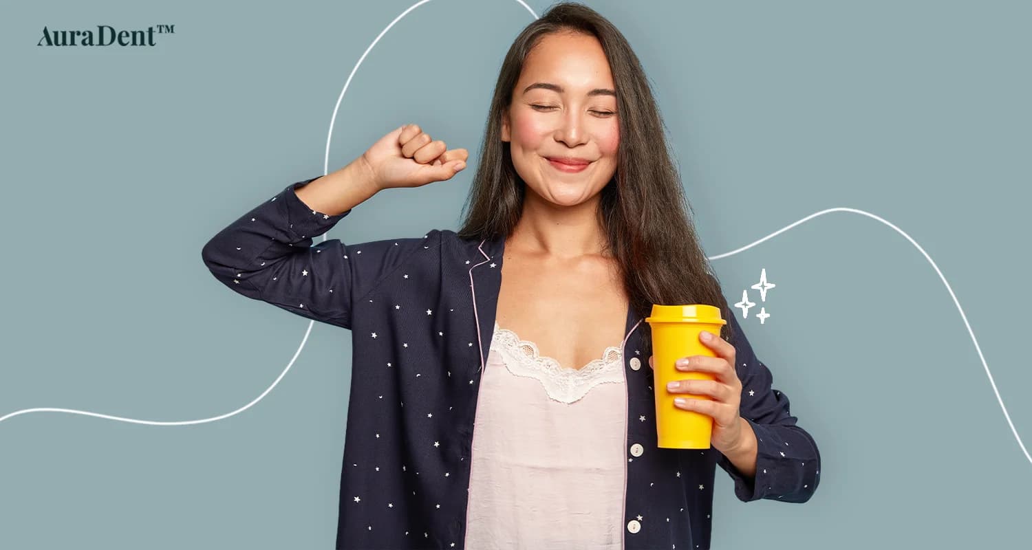 det här fotot visar en dam med sin morgondrink i handen