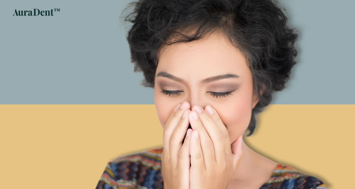 det här fotot visar en kvinna som håller för näsan på grund av den dåliga andedräkten