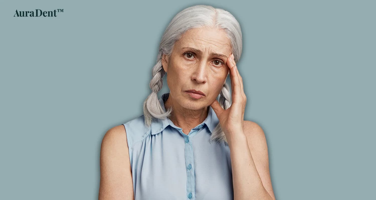 det här fotot visar en kvinna som funderar på att skaffa tandimplantat